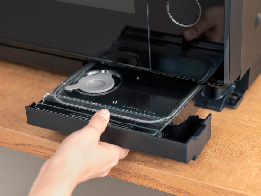 画像：給水タンクをセットしている様子