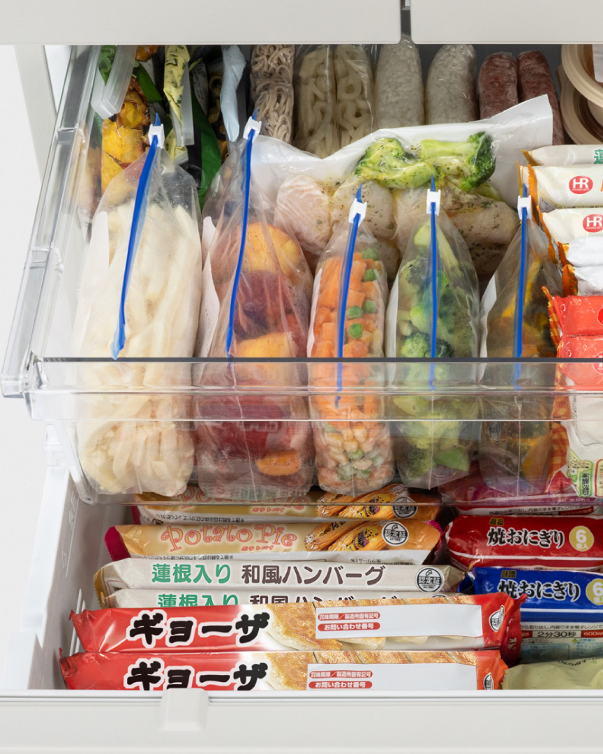 冷凍室の上段と下段に食品をたくさん収納しているイメージ