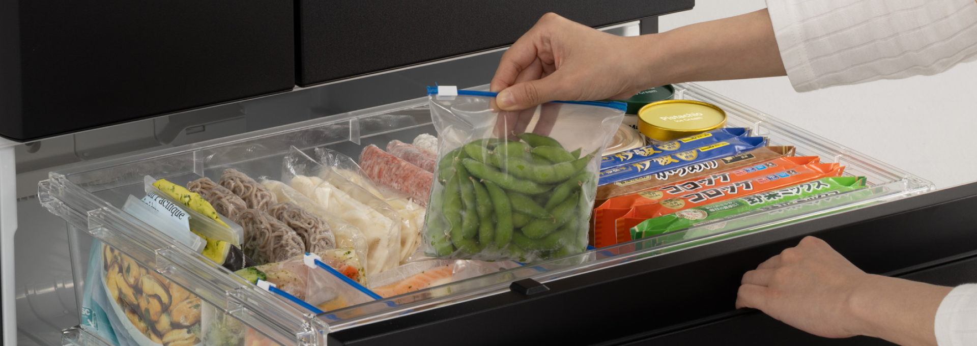 冷凍室から食品を取り出すイメージ