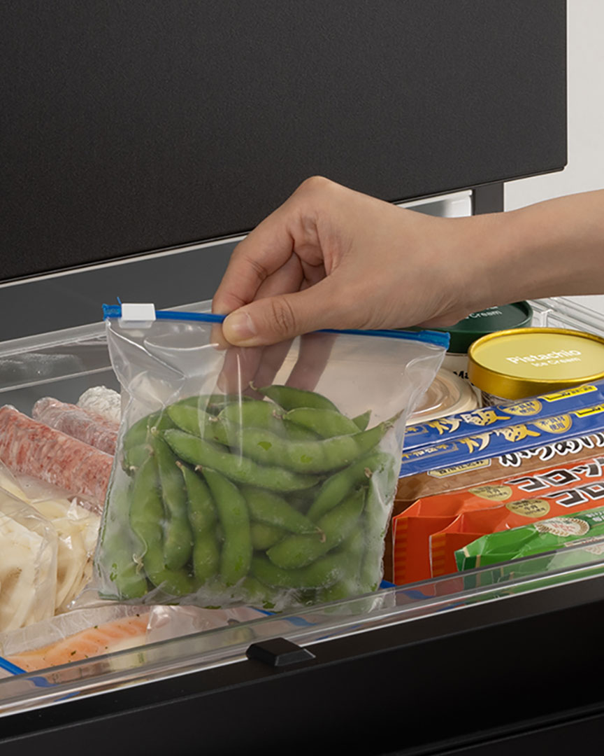 冷凍室から食品を取り出すイメージ