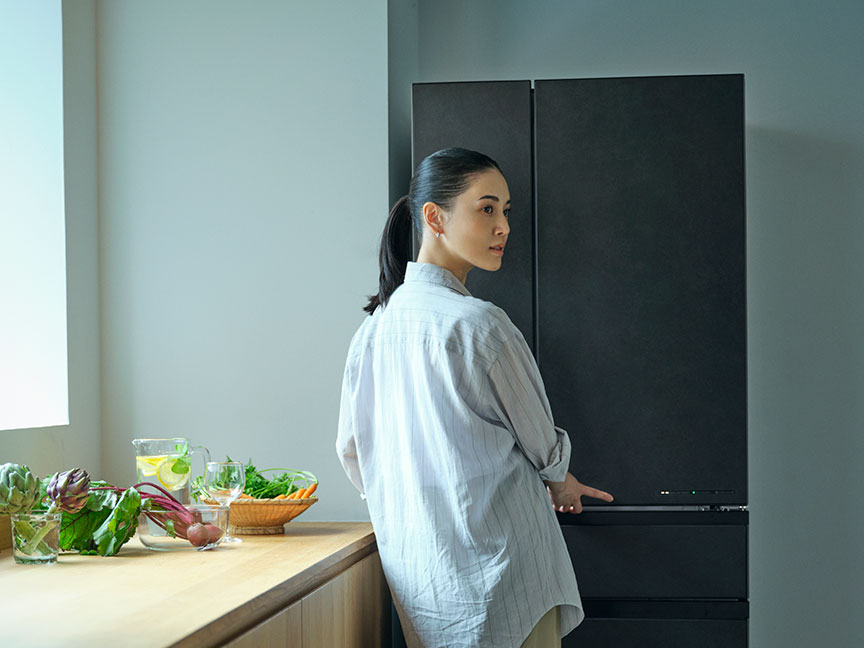 モデル藤井夏恋さんと、冷蔵庫 WXタイプ