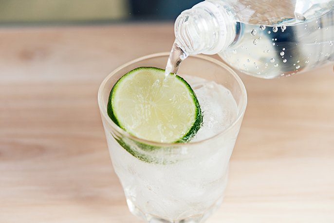 写真：輪切りのグリーンレモンが入った炭酸水