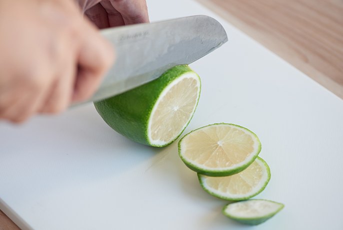 写真：グリーンレモンを輪切りする様子