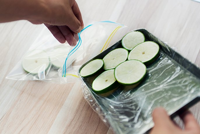 写真：グリーンレモンを輪切りする様子