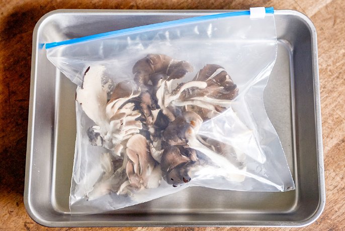 写真：フリーザーバッグに入ったまいたけ