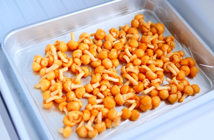 写真：バットに並べられたなめこ