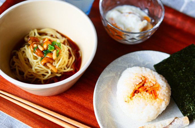 写真：中華麺とおにぎりのイメージ