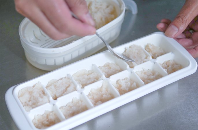 写真：すりおろしたれんこんを製氷皿に入れているイメージ