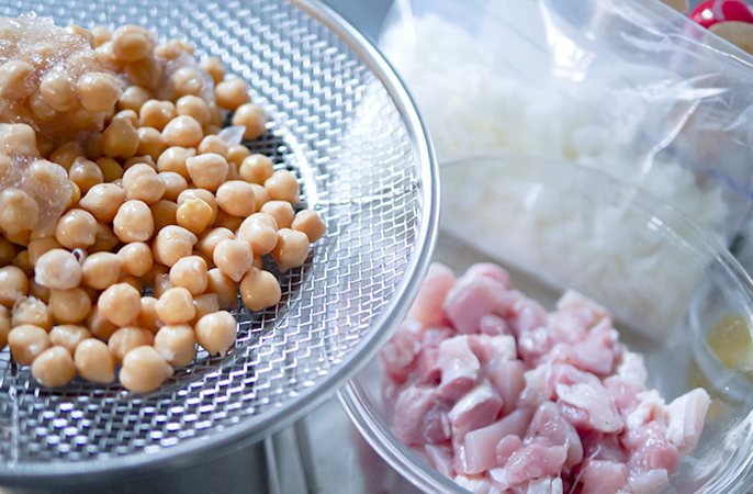 写真：解凍したひよこ豆と小さくカットされた鶏もも肉のイメージ