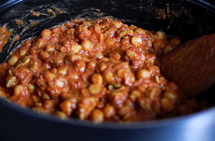 写真：ひよこ豆とゆで汁、トマトの水煮（カットトマト缶詰）、プレーンヨーグルトを加えて煮詰めてるイメージ