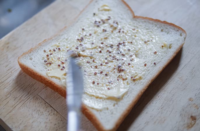 写真：調理中の食パン