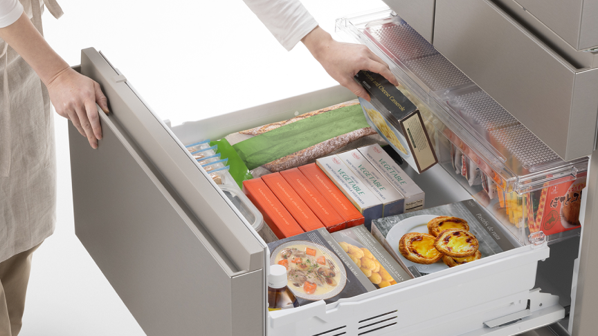 女性が冷凍室を開いている写真です。