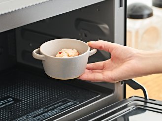 画像：小分けにして冷凍した離乳食をレンジで解凍、加熱