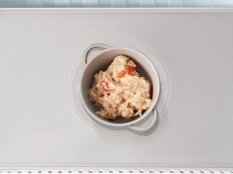 画像：レンジで解凍、加熱した離乳食を、はやうま冷却ですばやく適温に冷ましているイメージ