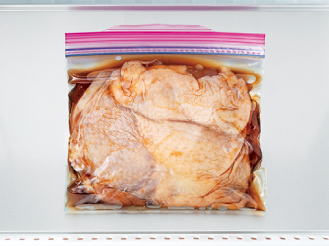 画像：お肉を密閉袋に入れるイメージ
