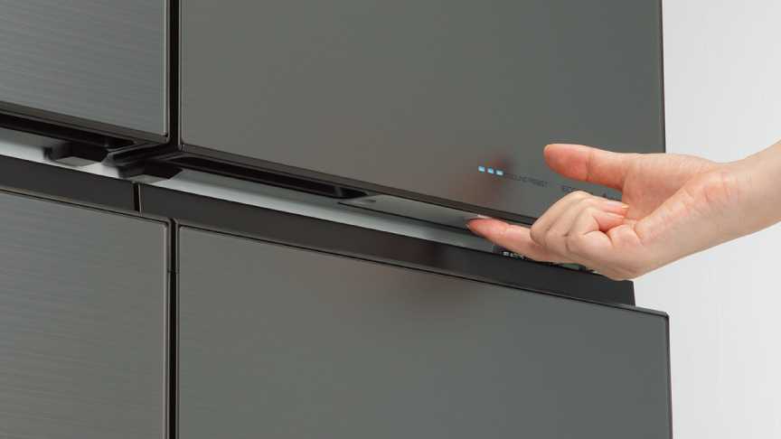 画像：冷蔵室のドア下側にあるクイック操作ボタンを押している画像