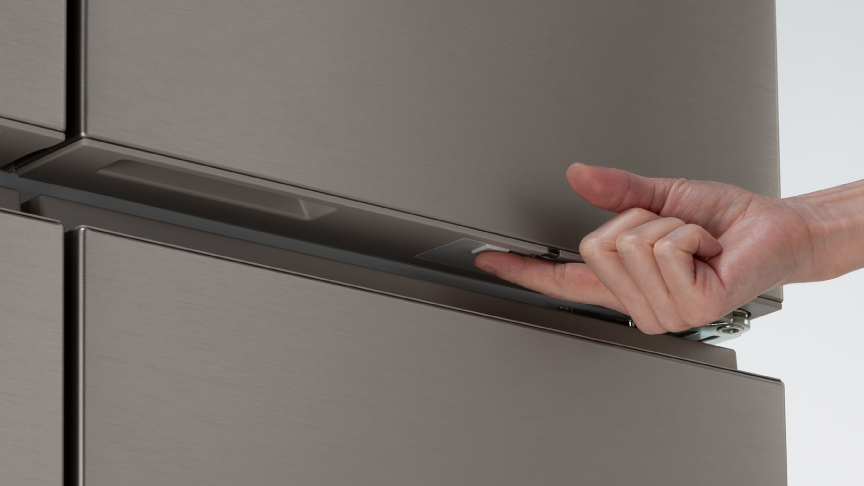 画像：冷蔵室のドア下側にあるクイック操作ボタンを押している画像