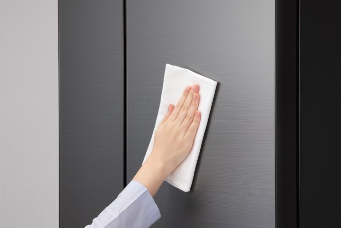 画像：ドアを拭いているイメージ