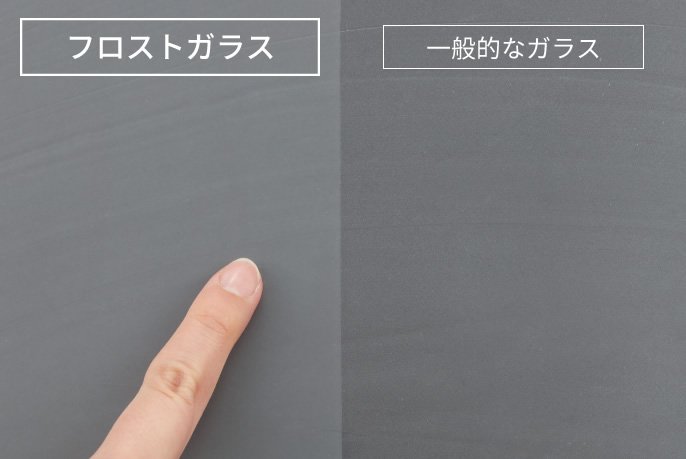 画像：フロスト加工されたガラスの触感を確認している画像