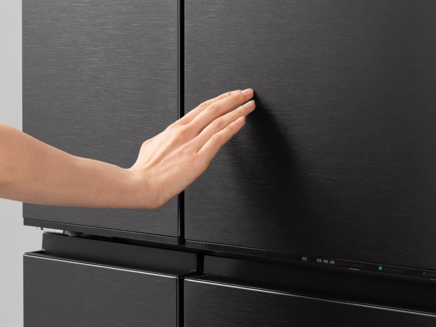 画像：マットな質感とヘアライン加工