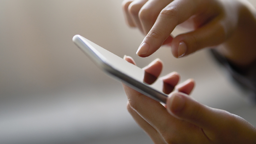 画像：スマホアプリを操作しているイメージ