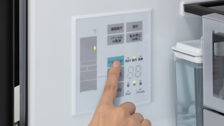 画像：冷蔵室内の操作パネルのボタンを押している画像
