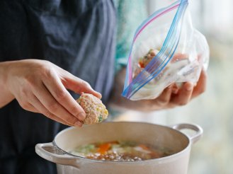 冷凍した食材を鍋に入れている画像です。