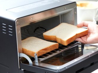 パンをトースターで焼いている画像です。
