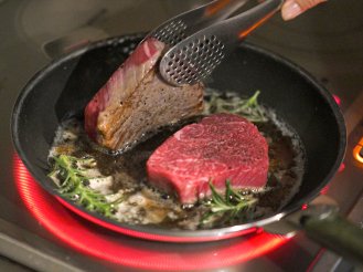 フライパンでお肉を焼いている画像です。