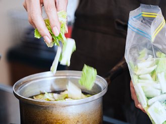 カット野菜を鍋に入れている画像です。