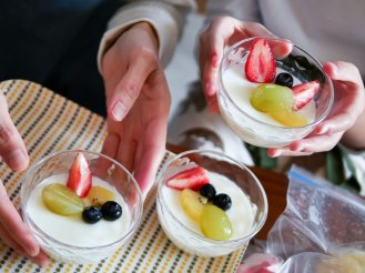 カットフルーツを盛り付けている画像です。