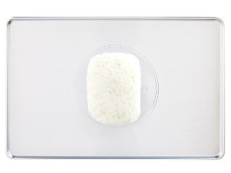 ラップで包んだごはんをアルミプレートの上にのせている画像です。