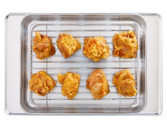 バット網の上にからあげを並べている画像です。