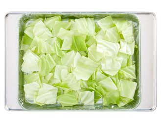 金属製バットにキャベツを並べた画像です。