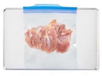 フリーザーパックに食品をいれた画像です。