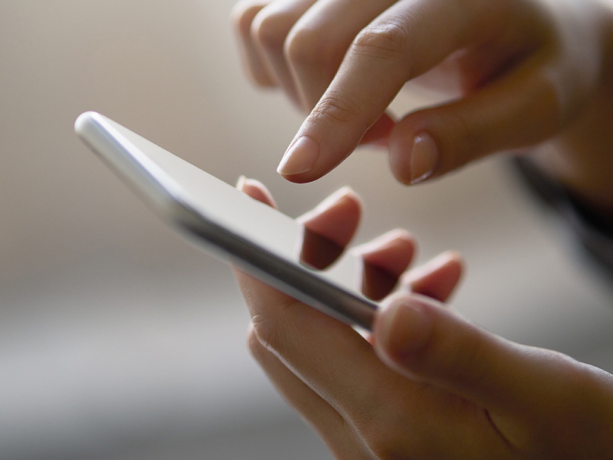 画像：スマートフォンアプリを使用しているイメージ