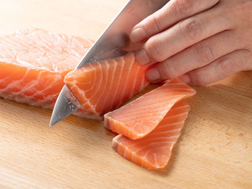 画像：サーモンを切るイメージ