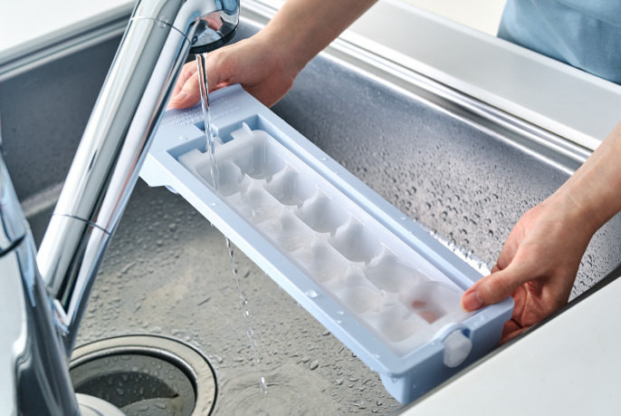 画像：製氷皿を洗っているシーン
