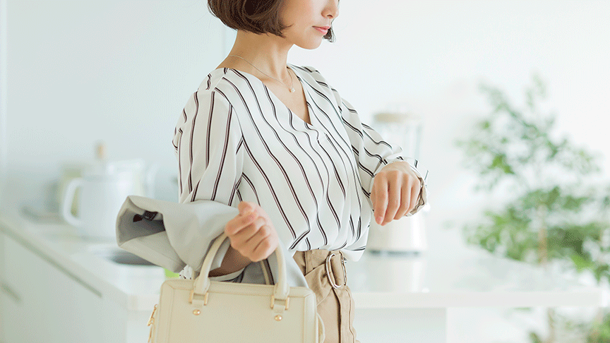 画像：かばんにお弁当を入れている様子