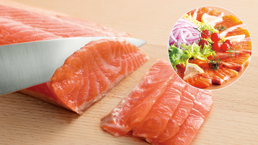 画像：サーモンを薄切りにしている写真