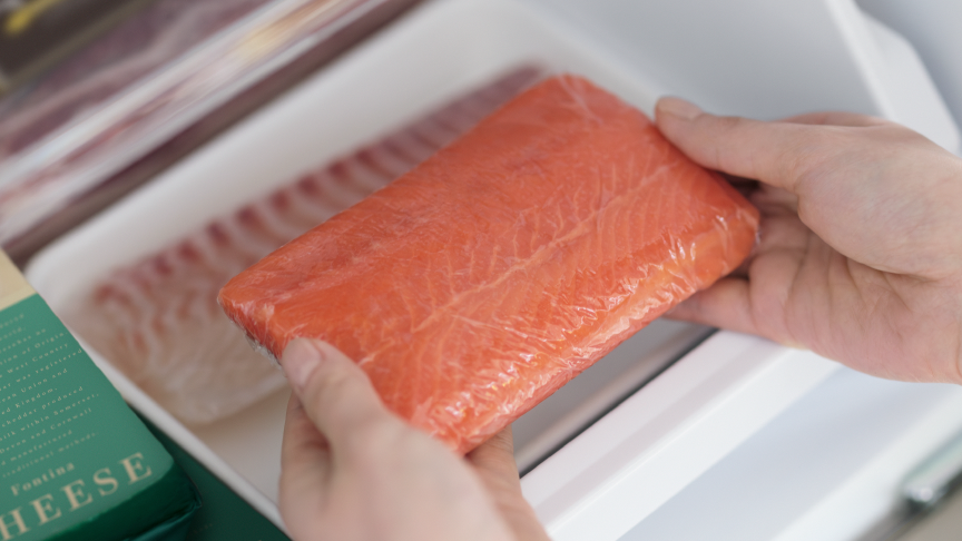 画像：サーモンの切り身をパーシャル／チルド切替室に入れている様子