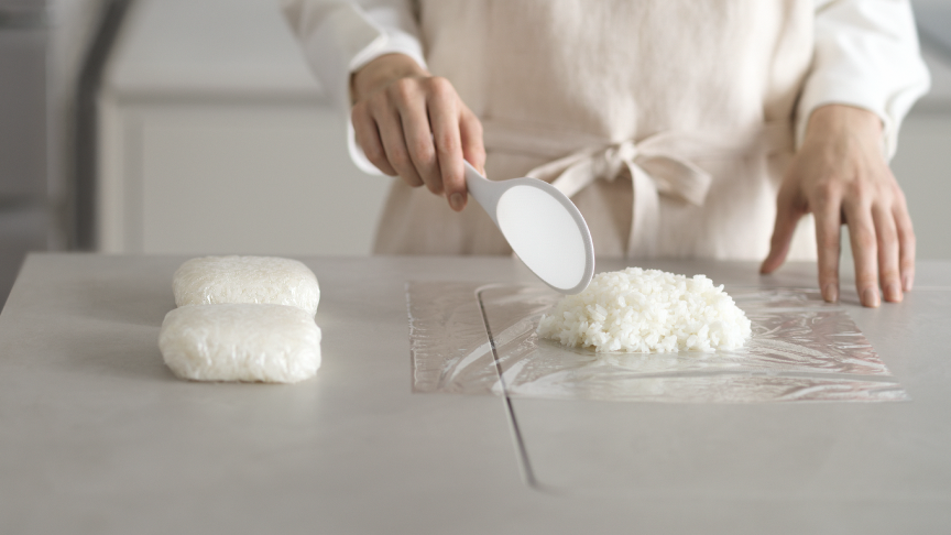 画像：ごはんを小分けにしている女性