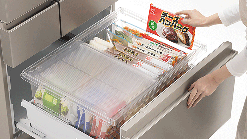 画像：冷凍食品を取り出す女性