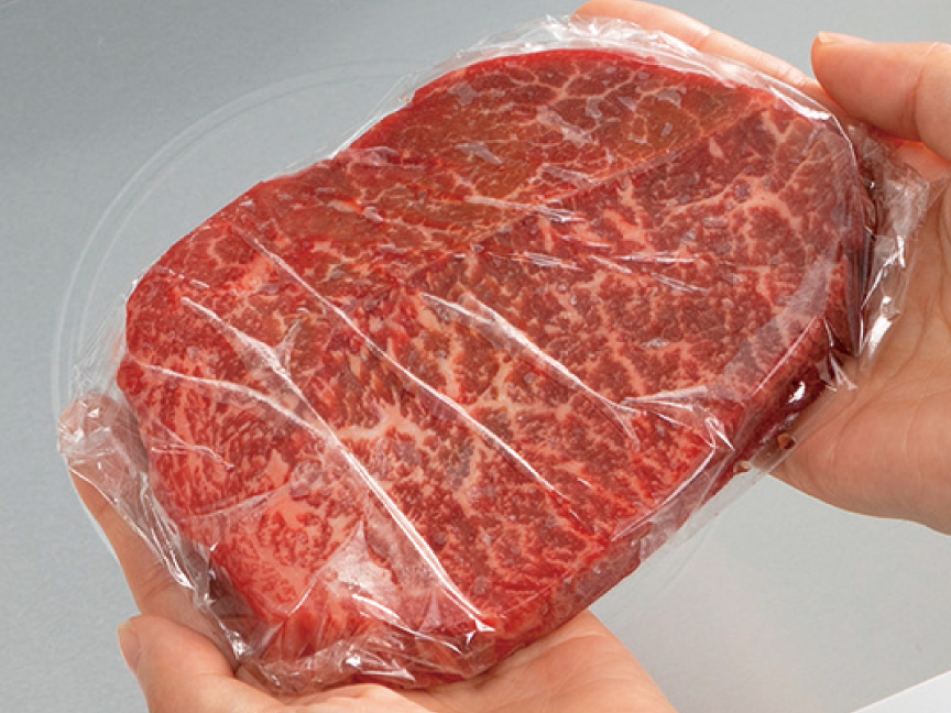 画像：お肉をラップで包んだイメージ