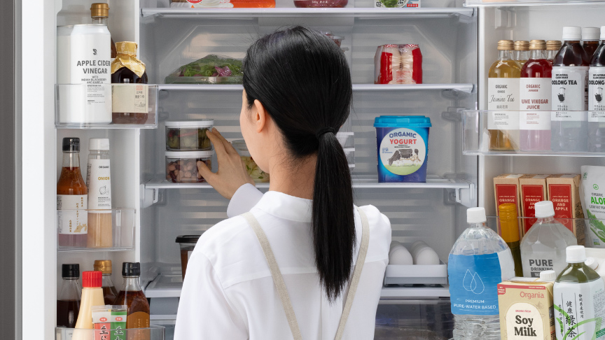 画像：冷蔵室から食品を取り出している女性