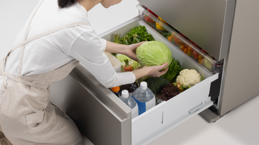 画像：野菜室から新鮮なキャベツを取り出しているシーン