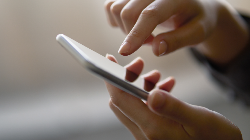 画像：スマホを操作しているイメージ