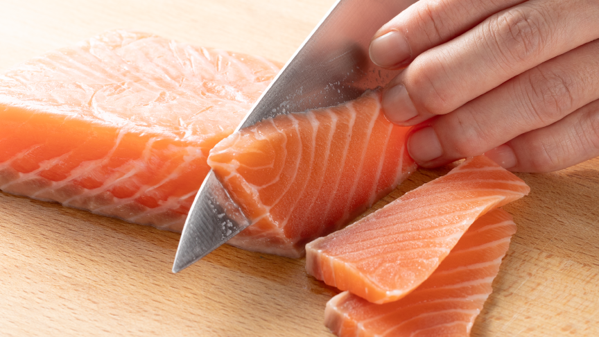 画像：サーモンを切るイメージ