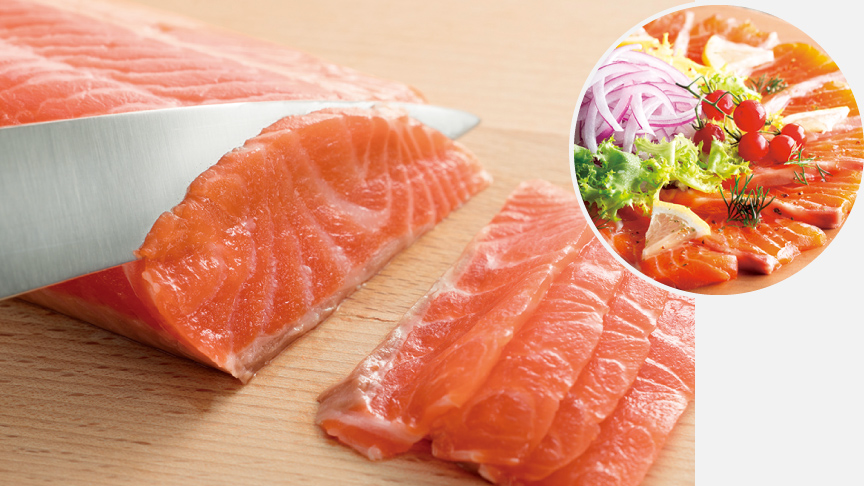 画像：サーモンを薄切りにしている写真