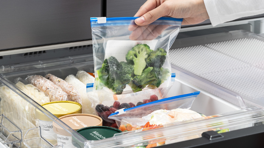 写真：冷凍室からブロッコリーを取り出しているイメージ